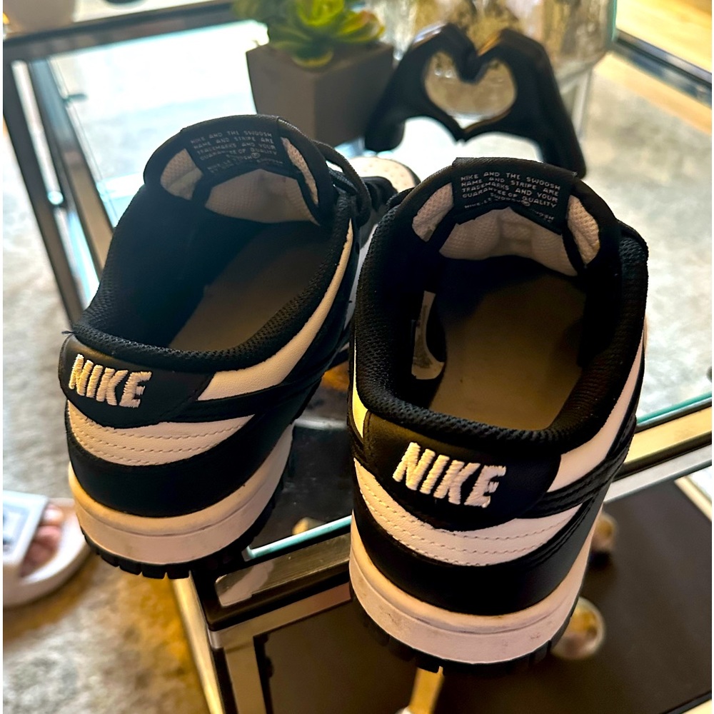 Im selling this nike panda shoes i bought the wrong size